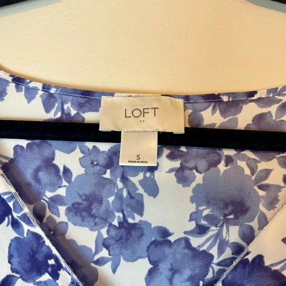 LOFT | Women’s Blue & White Floral Ruffle Sleeve Twist Front Tank Top Size Small - Picture 2 of 5
